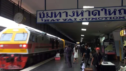 คึกคัก! เปิดเดินรถไฟสายใต้รุ่นใหม่ 'ทักษิณารัถย์' เที่ยวปฐมฤกษ์ 