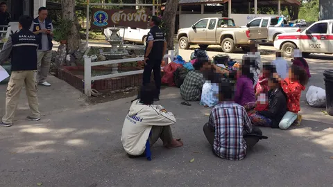 ตม.สระแก้ว รวบชาวกัมพูชา 27 ราย ปลูกบ้านริมชายแดนไทย เพื่อรองานตัดอ้อย