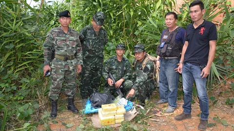 เชียงใหม่ ยึดยาบ้า 1 แสนเม็ด ชายชาวเขาใส่ถุงปุ๋ย ทิ้งไว้ที่บ่อดินร้าง