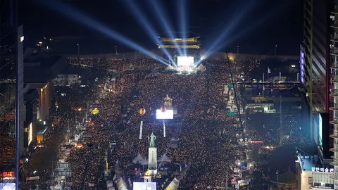 ชาวเกาหลียังเหนียวแน่น ออกมาชุมนุมไล่ 'ปาร์กกึนเฮ' เป็นสัปดาห์ที่ 6 