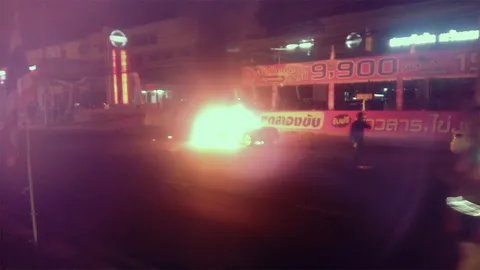 เก๋งติดแก๊สไหม้ก่อนระเบิด เจ้าของรถถูกไฟลวกหน้าบาดเจ็บ!