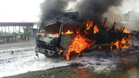 ระทึก รถบรรทุกสิบล้อไฟลุกท่วมที่วารินชำราบ ระดมฉีดน้ำกว่า 2 ชั่วโมง