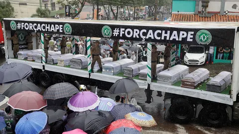 ประมวลภาพ ชาวบราซิลหลายหมื่นเศร้า ร่วมอาลัยทีมบอลเครื่องบินตก กลับบ้าน