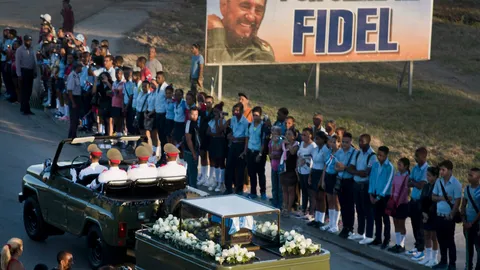 ชาวคิวบาแห่ร่วมพิธีฝังอัฐิ 'ฟิเดล คาสโตร' ครั้งสุดท้าย