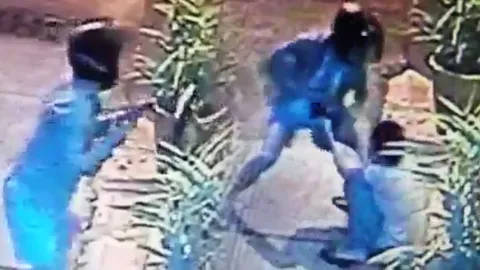 จี้อุกอาจกลางพัทยา โจรจอด จยย.ควงมีดชิงกระเป๋า ได้เงิน 1.2 หมื่น (ชมคลิป)