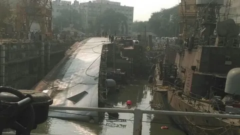 เรือฟริเกตกองทัพอินเดียล้มตะแคงในอู่เรือ ดับ 2 ศพ เจ็บอีก 14