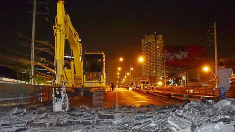เริ่มรื้อแล้ว! สะพานข้ามแยกรัชโยธิน ช่วงเช้าใช้เครื่องจักรใหญ่ลุยต่อ