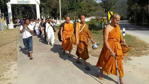นับร้อยศรัทธาพระป่า ร่วมเดินส่งกว่า 20 โล