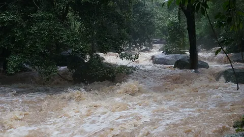 สมุยยังอ่วม เตือนห้ามเล่นน้ำตกหินลาด ร.ร.ปิดต่อหลายแห่ง