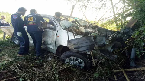 หนุ่มอุดรฯ ขนไม้เถื่อน ชนแบริเออร์โค้งร้อยศพวังสะพุง ถูกไม้ทับดับคาที่