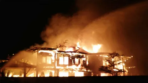 ไฟไหม้บ้านไม้สักทองเมืองลำพูน วอดยกหลังเสียหาย 70 ล้าน