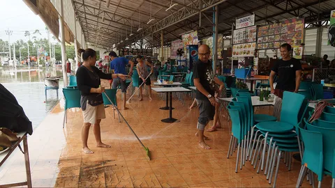 น้ำท่วมเกาะสมุยเร่ิมคลี่คลาย หลังระบายลงสู่ทะเล ถนนหลักสามารถสัญจรได้