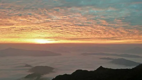  มาดูท้องฟ้าสวยงามที่เชียงราย ก่อนพลบค่ำ ชี้อากาศแปรปรวน เข้าฤดูหนาว