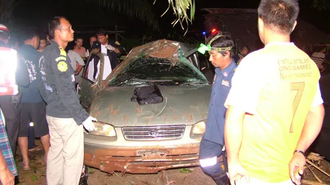 หนุ่มใหญ่เมืองคอน ขับเก๋งกลับบ้านหลังเยี่ยมแม่ พุ่งอัดต้นไม้ดับคาซาก