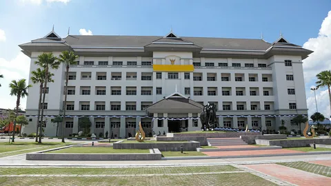 สมเด็จพระเจ้าอยู่หัวมหาวชิราลงกรณ บดินทร เทพยวรางกูร รัชกาลที่ 10 