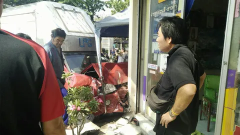 หนุ่มใหญ่สุดเสียว กระบะชนสนั่นก่อนรถพุ่งเข้าหา เคราะห์ดีหลบทัน