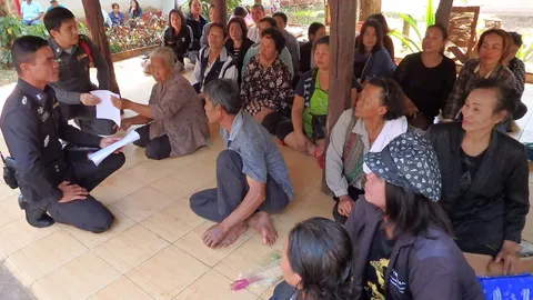 ชาวบ้านฮือไล่ พระเวินพระบาทภูกระแต อ้างอมเงินวัด พัวพันปมไม้พะยูงหาย