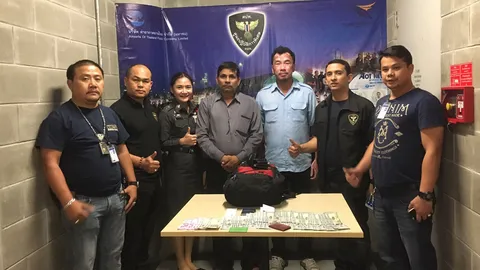 ชายอินเดีย ลืมกระเป๋ามีเงินกว่าแสนในรถแท็กซี่ จนท.ติดตามส่งคืนถึงมือ