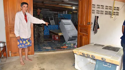 ช้างบุก โขลงใหญ่กว่า50ตัว ออกจากป่าไล่กระทืบรถ รื้อบ้านคนที่แก่งหางแมว