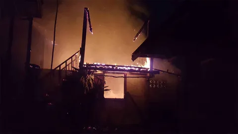 หวิดคลอกเด็ก 9 เดือน! ไฟไหม้บ้านสาวใหญ่แพร่ อุ้มหลานหนีตาย