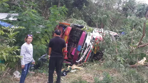 รถบัสนักเรียนลูกเสือ พลิกคว่ำทางโค้งอุโมงค์ต้นไม้สระบุรี เจ็บ 40
