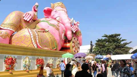 เถาะปะทะระกา! คนแห่ไหว้ขอพรพระพิฆเนศ-เทพไท่ส่วยเอี้ย แก้ปีชง 60  