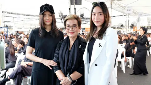 วาววา เคลียร์คิวแจกของให้ประชาชน ณ ท้องสนามหลวง