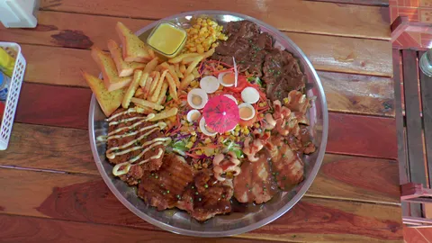 เมนูสเต๊กรักล้นถาด การันตี5คนอิ่มท้อง