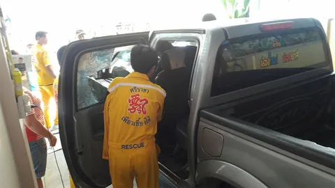 เด็กวัยขวบเศษติดในรถ ตาไม่ทนกลัวหลานขาดใจ ใช้ค้อนทุบกระจกช่วยเหลือทัน 