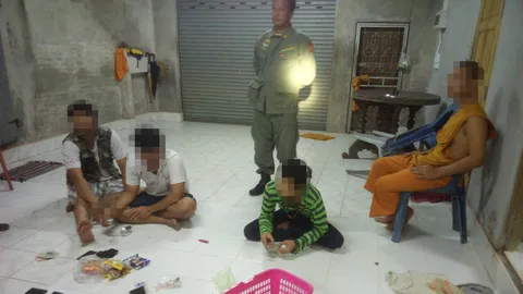 พระจัดปาร์ตี้! อส.ท่าศาลาบุกจับหลวงพี่กับ4โยม พี้ยากันจนบรรลุความมัน