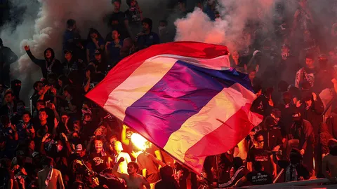 แฟนบอลไทยส่วนใหญ่โหวต 'ไม่จำเป็น' ต้องมีพลุแฟลร์ในสนามบอล