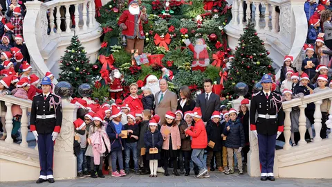 เจ้านายองค์น้อยๆในราชวงศ์ยุโรป ร่วมประดับต้นคริสต์มาสอย่างมีความสุข