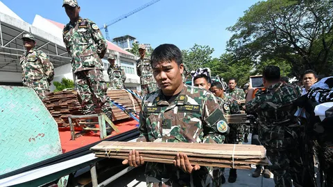 ส่งไม้จันทน์หอม ถึงมือช่างสิบหมู่