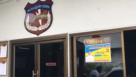 ญาติ-ทนาย นำเยาวชนชายเมืองคอน มือแทงอริต่างสถาบัน 2 ศพเข้ามอบตัว 