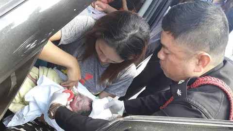 จราจรโครงการพระราชดำริ ช่วยทำคลอดสาววัย23บนรถ ได้ทารกหญิงแข็งแรงดี