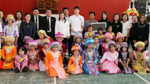 หล่อใจดี! ณเดชน์ควงแม่-แฟนคลับ มอบคอมพิวเตอร์ให้ ร.ร.ที่ด่านซ้าย