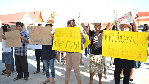 ชาวบ้านฮือขับไล่เจ้าอาวาสวัดดังนครนายกพ้นวัด อ้างมีพฤติกรรมไม่เหมาะสม