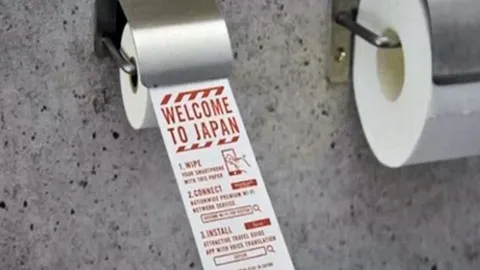 ไม่ต้องอึ้ง! ญี่ปุ่นมีแล้ว กระดาษชำระเช็ดสมาร์ทโฟนในส้วม