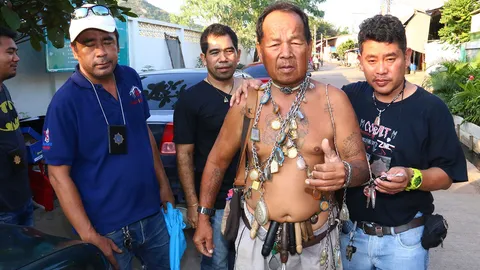 ผีมีสะดุ้ง! ลุงห้อยพระเครื่องนับร้อย-ปลัดขิกนับสิบ เชื่อพาแคล้วคลาด