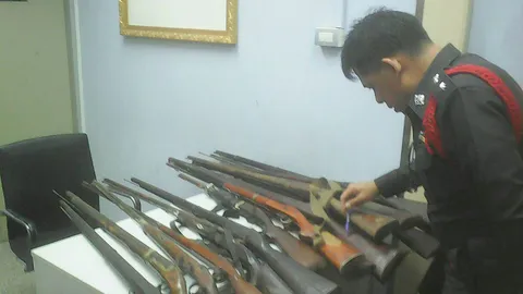 รวบพ่อค้าอาหารเสริม สะสมปืนแก๊ปยาวเกือบ 20 กระบอก อ้างไม่รู้ผิด ก.ม.