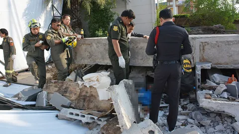 สลด! แผ่นป้ายคอนกรีตชื่อหมู่บ้านหรู ล้มทับคนงานดับสยอง 1 เจ็บหนัก 2