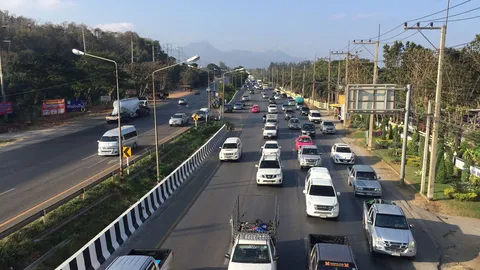 ถนนมิตรภาพจราจรชะลอตัว จนท.เปิดทางพิเศษ คาดคืนนี้ โคราชรถติดหนาแน่น