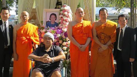 พระบิณฑ์ ร่วมฌาปนกิจ 'มารศรี' ลูกชายคนที่ 2 หลั่งน้ำตาขอบคุณ