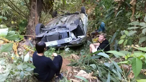 นทท.จีนไม่ชินทางควบเก๋งเที่ยวแม่กำปอง ตกเขาลึก 15 ม. สาหัส 1 เจ็บ3