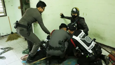 รปภ.เมายา คลั่งทำร้าย ตร. ระดมกำลังบุกจับ ทำตีเนียนแกล้งสลบ