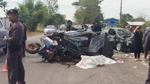 ถนนขรุขระ สามล้อตกหลุมเสียหลัก พุ่งชนรถเก๋งเต็มแรง เจ็บ 2 ดับ 1