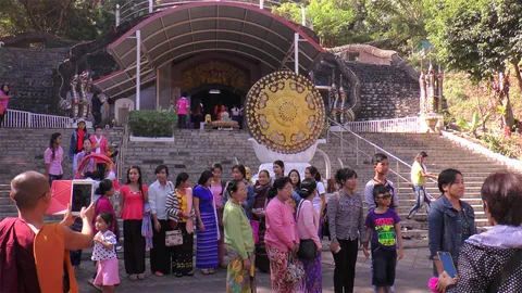 แม่สอดคึกคัก ชาวพม่า เข้าไทยไหว้ศาลเจ้าพ่อพะวอ ศิษย์เอกพระเจ้าตาก