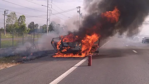 ซื้อรถมือสองได้ 2 วัน จะไปเมืองจันท์ หนุ่มเศร้า! เก๋งไหม้บนมอเตอร์เวย์