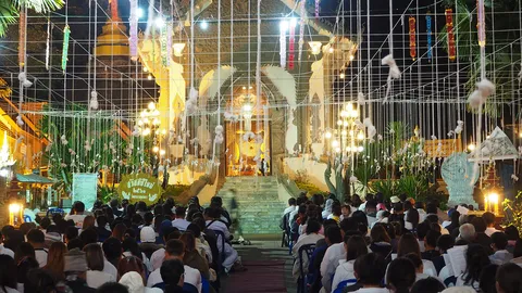 เชียงราย พุทธศาสนิกชนชาวลาวแห่ข้ามโขง สวดมนต์ข้ามปี 2 แผ่นดิน