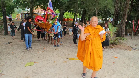 ชาวบางสัก ตะกั่วป่า ลอยเรือสะเดาะเคราะห์ปัดเป่าสิ่งอัปมงคลรับปีใหม่